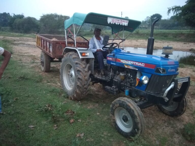 वाह रे बालू – मलिया नदी से अवैध उत्खनन कर परिवहन रहे ट्रैक्टर को वन विभाग ने पकड़ा