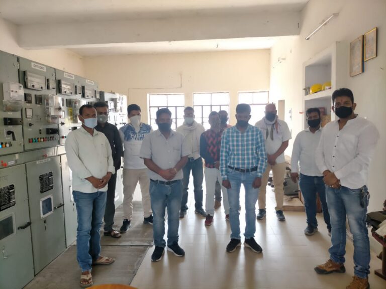 विद्युत कर्मी स्वर्गीय विनय कनौजिया को ₹91100 की सहायता राशि विद्युत कर्मियों ने पत्नी को घर जाकर भेंट की