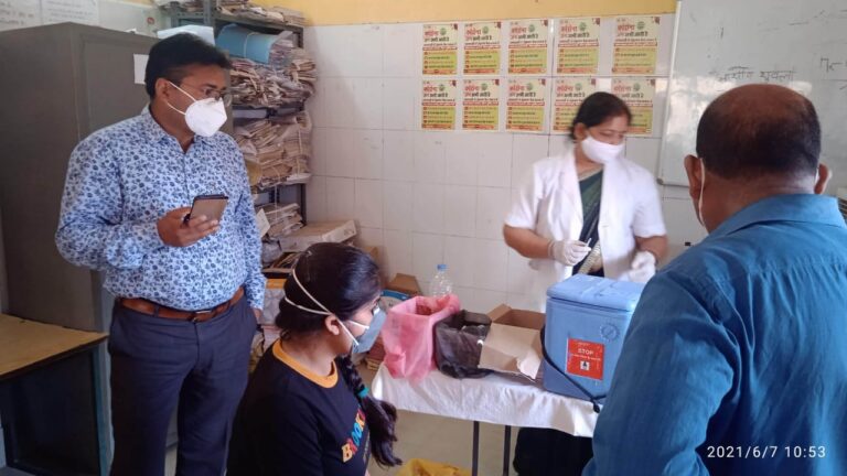 एसडीएम दुद्धी सामुदायिक स्वास्थ्य केंद्र पर 18 वर्ष से ऊपर टीकाकरण का निरीक्षण करने के पहुंचे