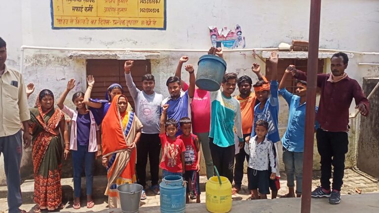 पानी टँकी से आपूर्ति बन्द होने को लेकर ग्रामीणों का हंगामा,आपूर्ति बहाल करने की मांग।