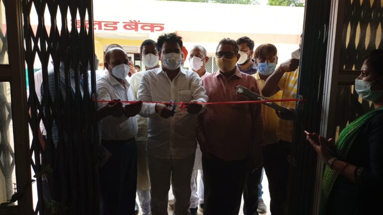 लोकप्रिय विधायक हरिराम चेरो ने सैकड़ों समर्थकों के साथ सामुदायिक स्वास्थ्य केंद्र दुद्धी में कोविड का कराया टीकाकरण