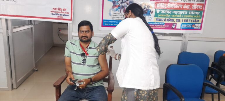 कोविड-19 का टीका अधिवक्ताओं को लगाया गया 