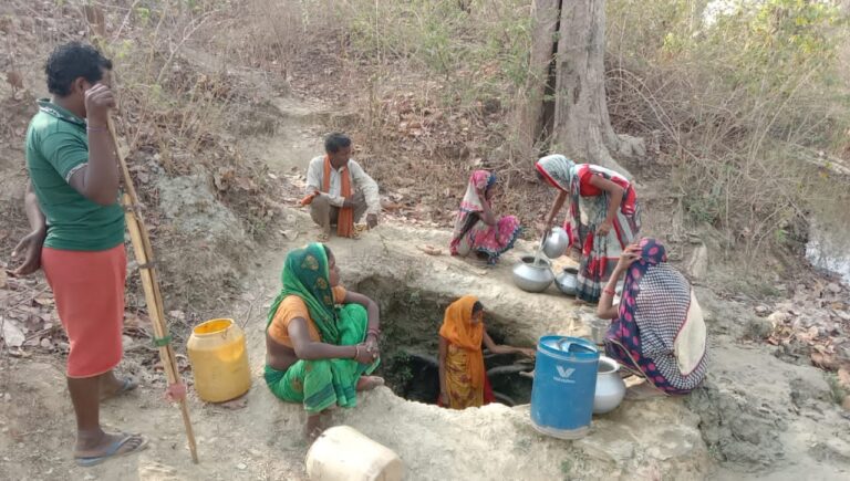 पानी उपलब्ध कराने के लिए कब आएंगे अधिकारी, रास्ता देख रहे ग्रामीण