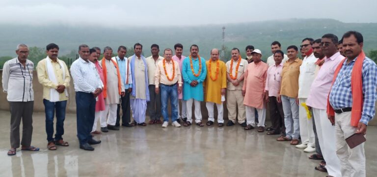 रौनियार वैश्य समाज का हुआ गठन, नवनिर्वाचित अध्यक्ष डॉ ए के गुप्ता (रौनियार) उपाध्यक्ष रामसहाई रौनियार, सचिव शिव शंकर गुप्ता का हुआ चयन।