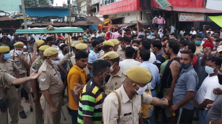 पीएसी के जवानों ने दो व्यापारी की रोड पर पिटाई कर दी जिससे व्यापारियों ने रोड पर किया जोरदार हंगामा