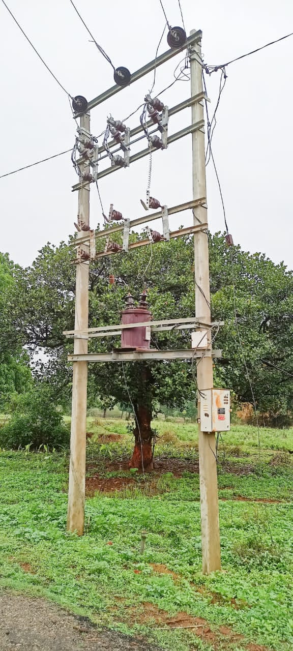 कुदरी गांव के महुआटोला में विद्युत परिवर्तक पिछले 1 माह से खराब, ग्रामीण परेशान।