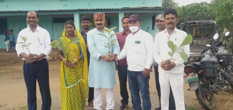 जिला पंचायत सदस्य को पौधे भेंट कर पौधरोपण कर पर्यावरण संरक्षण का दिया संदेश