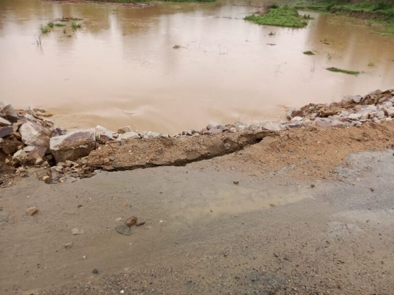 सोनप्रभात के समाचार को संज्ञान में लेते हुए उपजिलाधिकारी श्री रमेश कुमार नें लिया लौआ नदी रपटा का जायजा