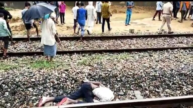 दुद्धी -: 22 वर्षीय युवक ने ट्रेन से कटकर दी जान,हाँथ में लिखा मेरा पैर का बीमारी ठीक नही हो रहा।