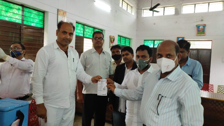 सिविल बार एवं दुद्धी बार एसोसिएशन अध्यक्ष की अध्यक्षता में 18 वर्ष से ऊपर उम्र के लोगों का मुंसिफ कोर्ट परिसर में हुआ कोविड टीकाकरण