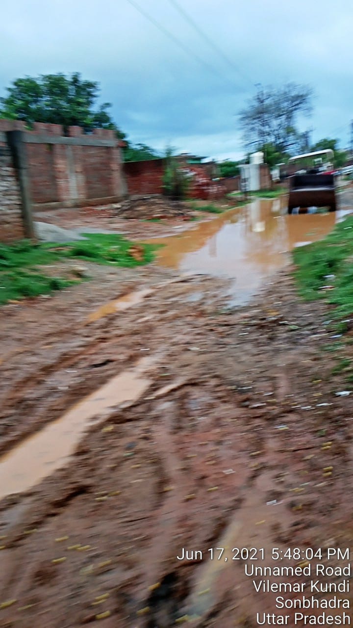 नगर पंचायत ओबरा अंतर्गत सड़कों और नालियों की हालत दयनीय,बारिश में तस्वीरें बयां कर रही स्थिति।