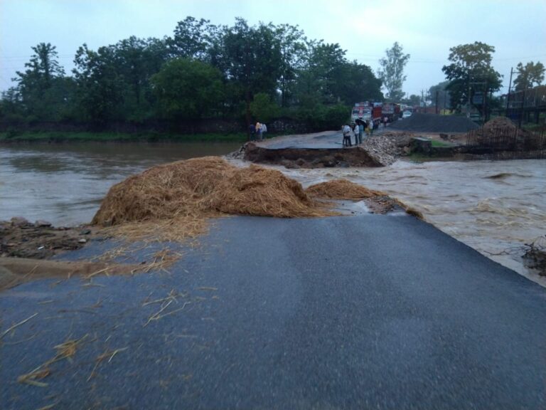 दुद्धी-: कार्यदाई संस्था की लापरवाही के कारण लौआ नदी रपटा बहा, NH39 मार्ग बाधित।