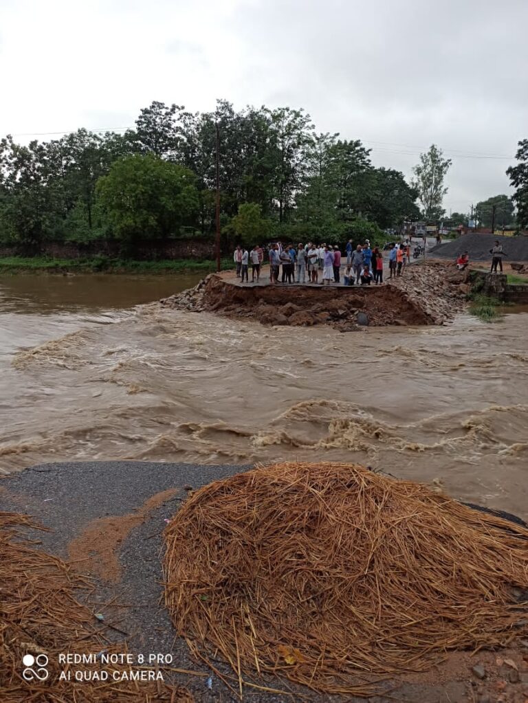 लौआ नदी रपटा घटिया निर्माण पर कार्यदायी संस्था के खिलाफ प्राथमिकी दर्ज करने व एक हफ्ते के अंदर मार्ग बहाल करने पर ध्यान दें अन्यथा होगा मौन प्रदर्शन- जुबेर आलम जिला पंचायत सदस्य