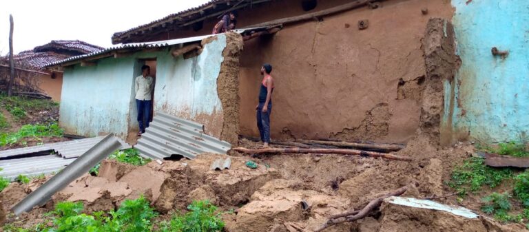 मौसम की मार -: फुलवार में बारिश से कई मकान ध्वस्त,जिम्मेदार नदारद।