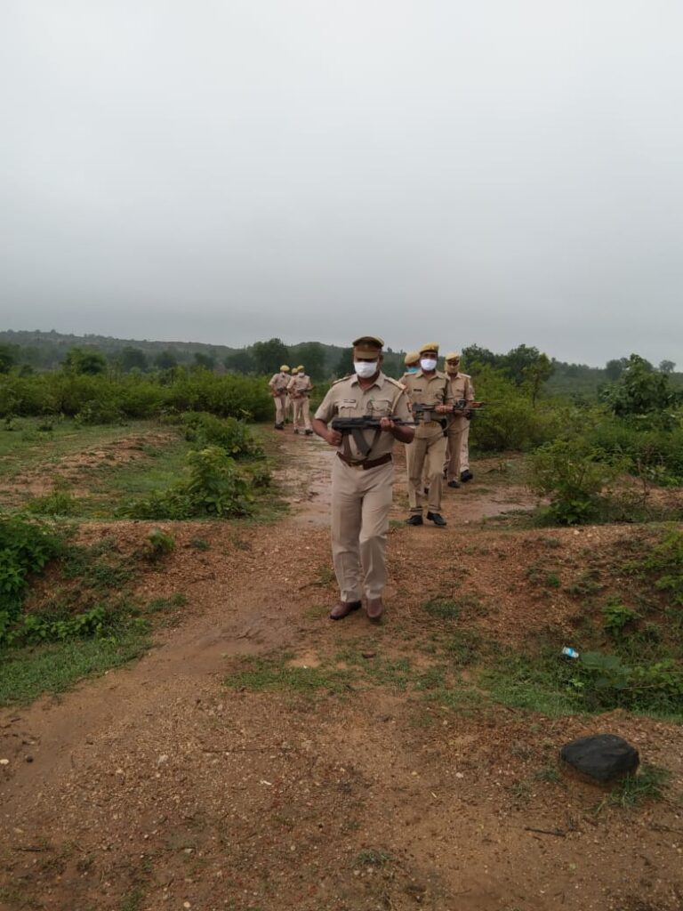 थाना प्रभारी निरीक्षक विनोद कुमार सोनकर ने पुलिस व पीएसी के साथ झारखंड बॉर्डर से सटे ग्राम धूमा व सुखडा मे किया कांबिंग