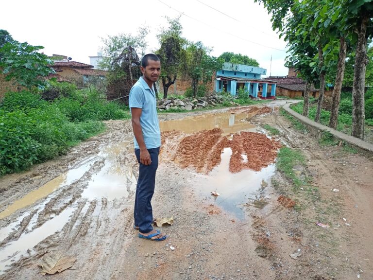 महुली-फुलवार सम्पर्क मार्ग पुरी तरह क्षतिग्रस्त,ग्रामीणों में आक्रोश