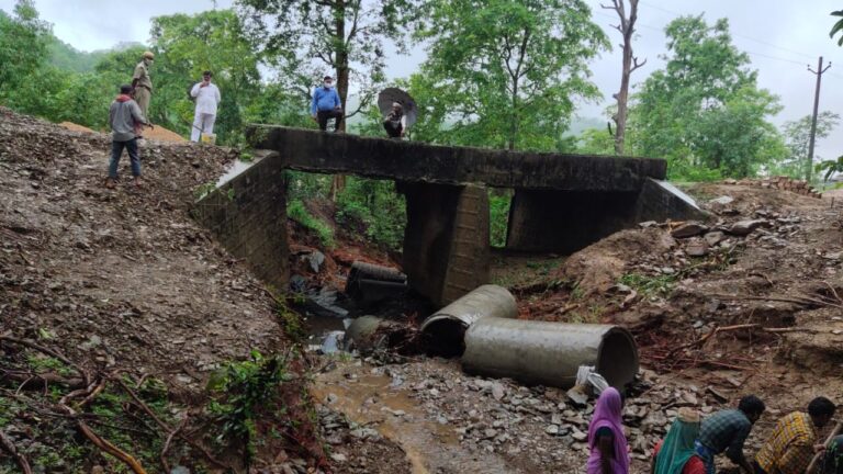 एक नजर -: महुली करहिया सम्पर्क मार्ग पर क्षतिग्रस्त पुलिया बजा रही खतरे की घण्टी, दुद्धी एसडीएम ने लिया जायजा।