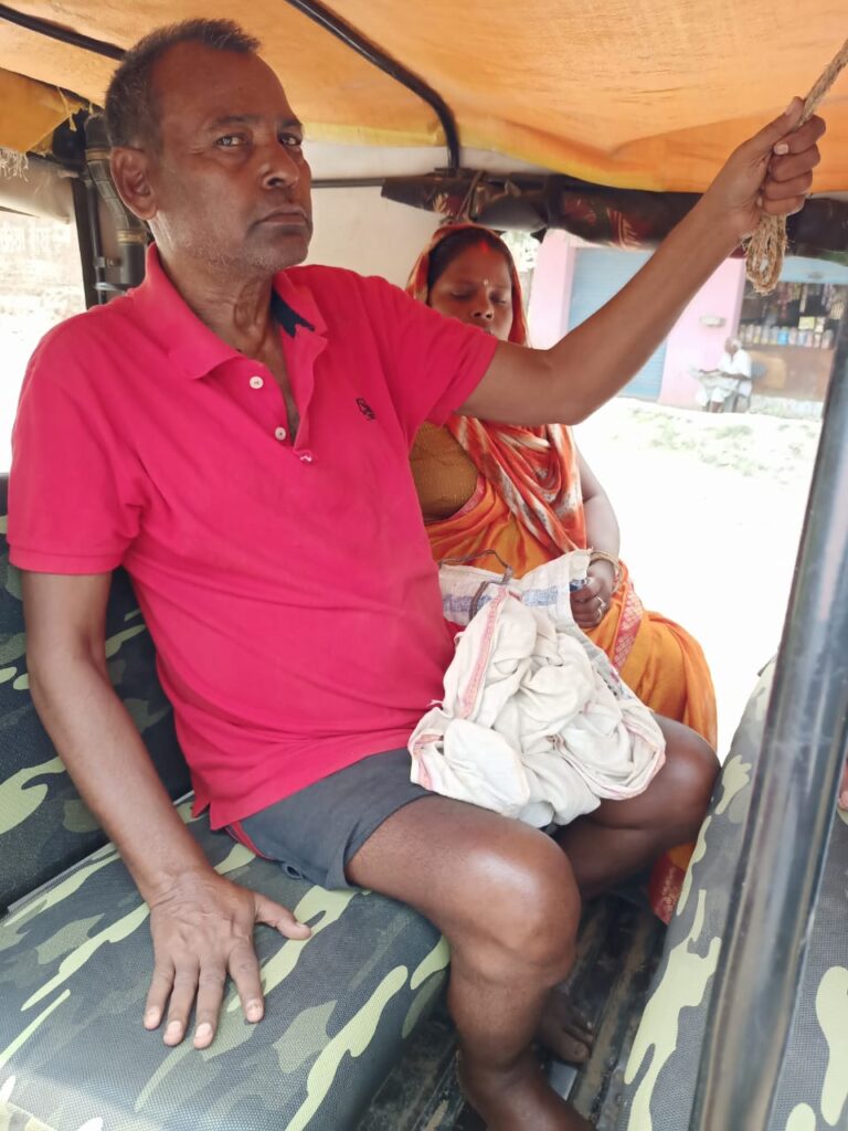 स्थानीय डाला पुलिस चौकी क्षेत्र स्थित इलाहाबाद सम्बद्ध इंडियन बैंक शाखा के बैक मैनेजर वं कर्मी ने किया विकलांग से जालसाजी कर पैसा हड़पने का घिनौना काम । फरियादी ने लगाई पुलिस अधीक्षक से न्याय की गुहार