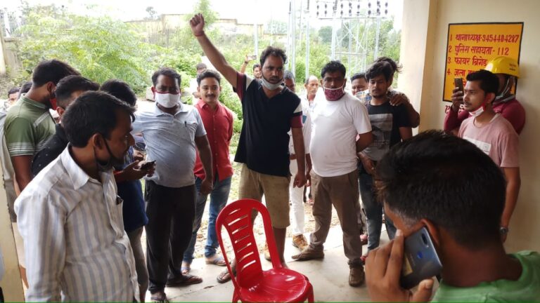 तीन दिन से बिजली आपूर्ति नही होने से बिलबिलाये उपभोक्ता किये जोरदार प्रदर्शन