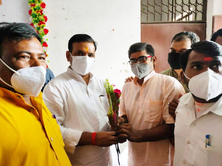 भाजपा नेता ने प्रभारी मंत्री जी को ज्ञापन देकर रेनुकूट नगर में सब्जी मंडी के निर्माण की मांग की