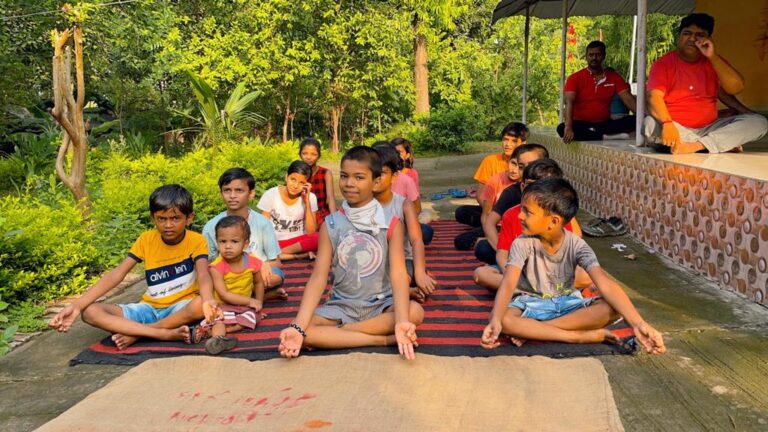 विंढमगंज के हनुमान मंदिर के प्रांगण में योग प्रशिक्षक विजय कुमार गुप्ता व सरस्वती शिशु मंदिर में ग्राम प्रधान ने मनाया योग दिवस