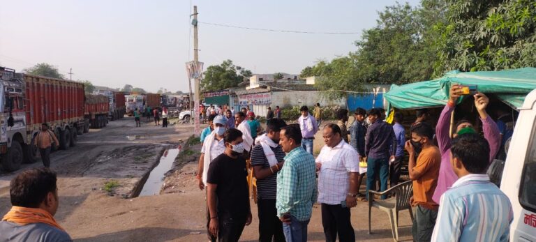 बाड़ी स्थित खनिज बैरियर में लगा भयंकर जाम, प्रशासन ने की कार्यवाही:-लगभग आधा दर्जन गाडियां हुई सीज