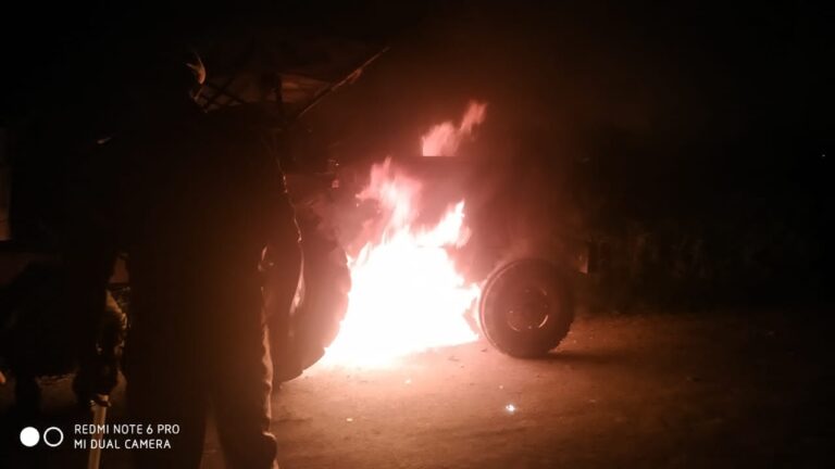 पुलिस के सामने ही ग्रामीणों ने ट्रैक्टर में आग लगाया, भीड़ के आगे पुलिस असहाय