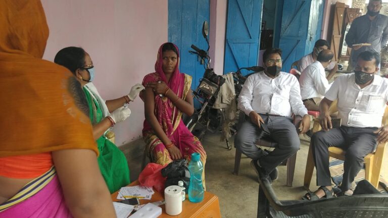 उप जिलाधिकारी व खंड विकास अधिकारी की मौजूदगी में ग्राम प्रधान बाघाडू अब्दुल्ला ने कोविड-19 टीकाकरण कराए जाने की अपील की