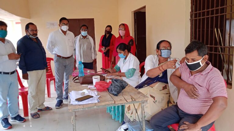 घरों से निकलकर जिस प्रकार मतदान करते हैं उसी प्रकार जीवन रक्षा के लिए सुरक्षित टीकाकरण कराएं -एस डी एम