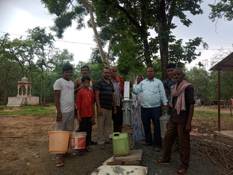 हाथीनाला बस स्टैंड के पास लगा हैंडपंप बरसात में सूखा