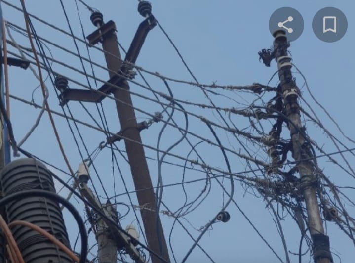 दुर्दसा :- एक बूंद पानी पड़ते ही गुल हो जाता हैं क्षेत्र की विजली