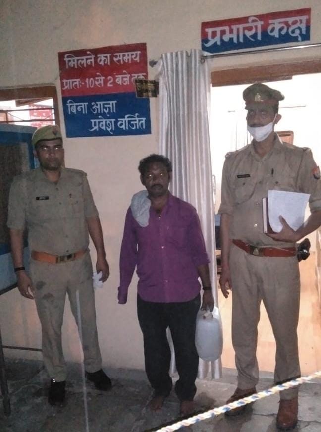 डाला पुलिस ने एक युवक को 20 लीटर कच्ची शराब के साथ किया गिरफ्तार