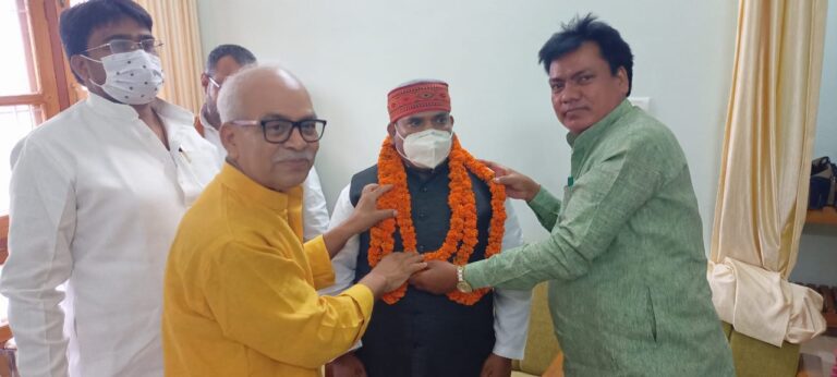 जिला पंचायत अध्यक्ष पद हेतु अपना दल एस प्रत्याशी राधिका पटेल का नामांकन कराने प्रदेश अध्यक्ष जमुना प्रसाद सरोज जिला मुख्यालय पहुंचे।