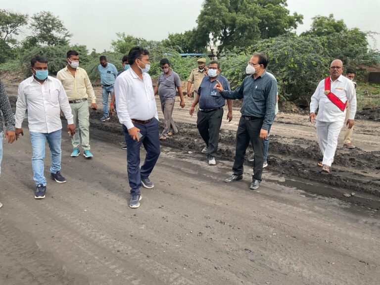 एनसीएल खड़िया ओवरबर्डन से निकलने वाली सील्ट , जल निकासी और होने वाले जनधन की हानि व प्रभावित क्षेत्र का निरीक्षण करने पहुंचे एसडीएम दुद्धी
