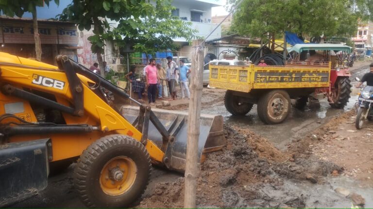 विंढमगंज सब्जी मंडी में जलजमाव व कीचड़ से सब्जी व्यवसायियों में आक्रोश।