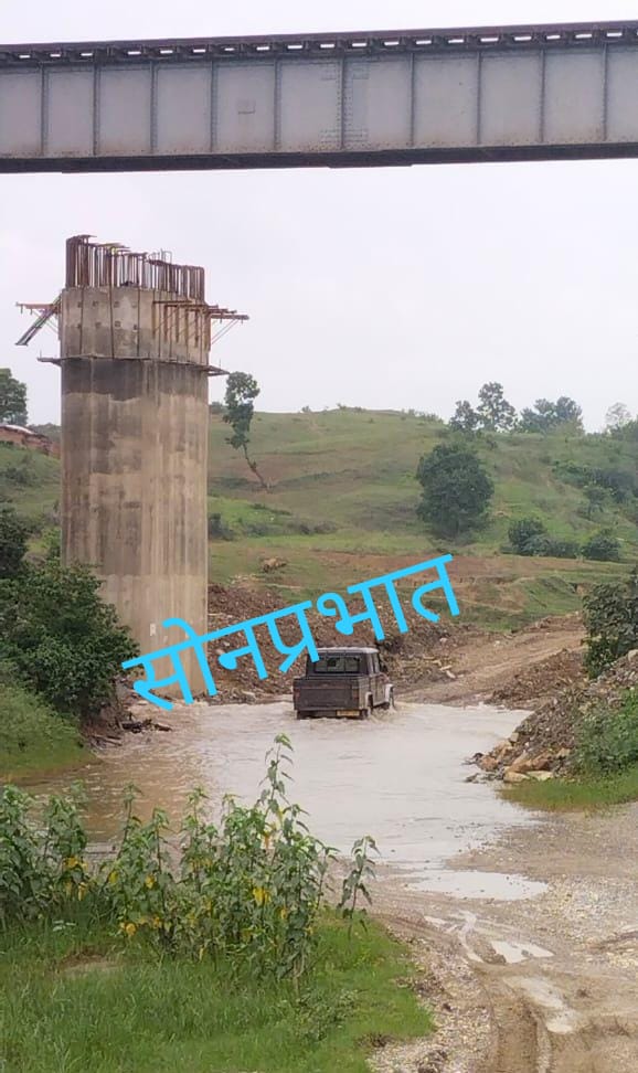 गुरमूरा स्टेशन बारिश की वजह से हुई बाधित,राहगीरों को हो रही परेशानियां