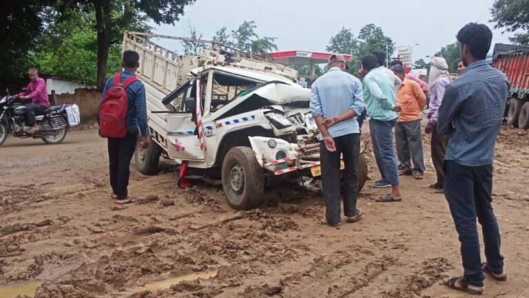 बभनी: एस्सार पम्प के पास ट्रक और पिकप में हुई जोरदार टक्कर,दो घायल।