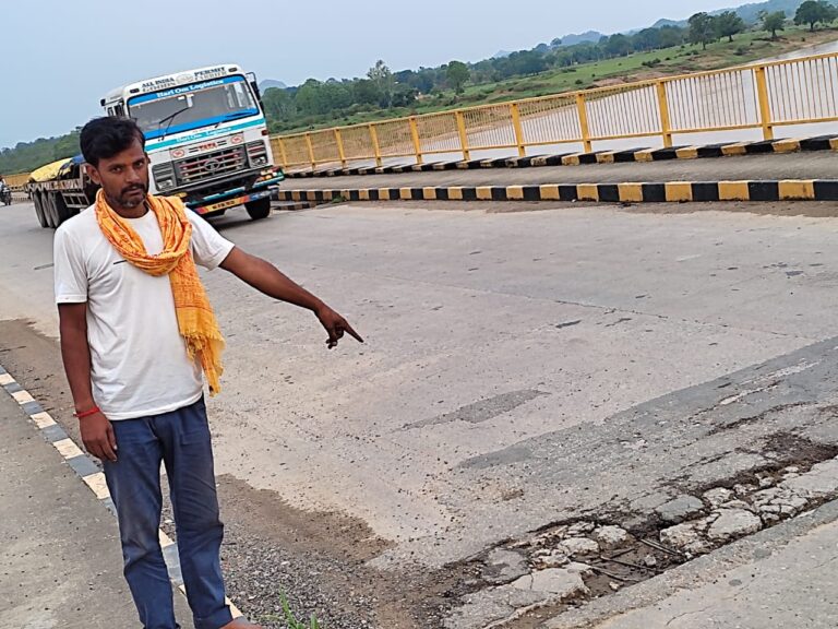 दुर्घटना को दावत दे रही कनहर नदी स्थित पुल