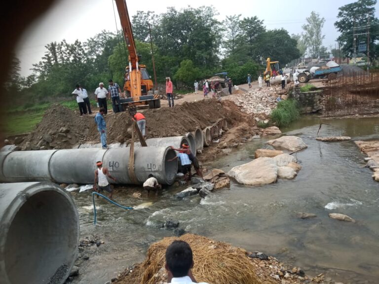 लौआ नदी पुलिया निर्माण की लेटलतीफी से आमजन का जीना मुहाल