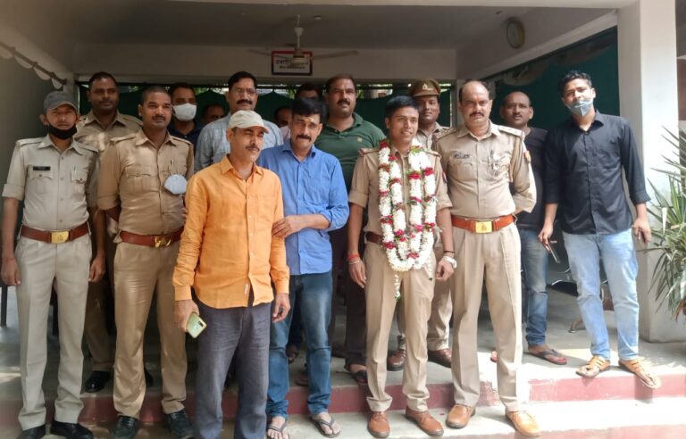 कर्तव्यनिष्ठ उप निरीक्षक मनीष द्विवेदी का फूल माला पहनाकर रेणुकूट के लिए किया गया विदा