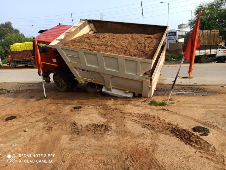 टाटा बालू लदा हाईवा UP 64BT 1464 नाली का पटिया टूटने से संतुलन बिगड़ा, बाल-बाल बचा चालक