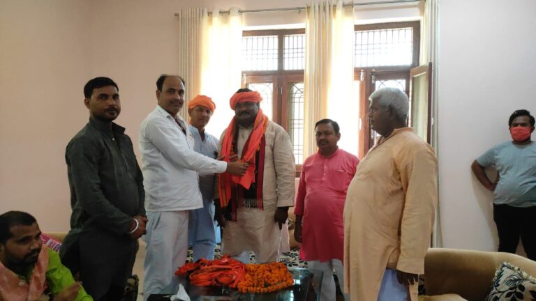 भारतीय जनता पार्टी पदाधिकारियों द्वारा अनुसूचित जाति व अनुसूचित जनजाति आयोग के सदस्य श्रवण कुमार सिंह का पीडब्ल्यूडी गेस्ट हाउस में गर्मजोशी के साथ जोरदार स्वागत