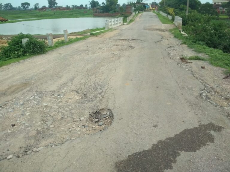 एक नजर -: 15 वर्षों से रिपेयरिंग की बाट जोहता डीएम मार्ग लिलासी-दुद्धी, 12 किमी तक सड़क ऐसी जो राहगीरों को झुंझला दे।