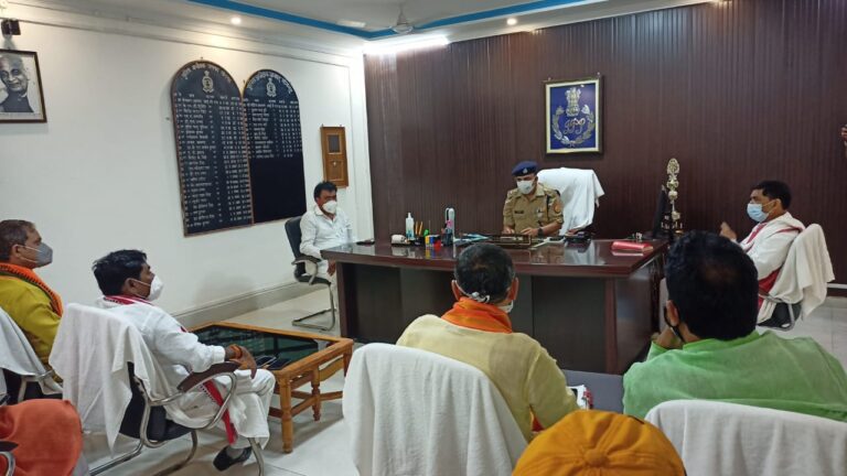 सोनभद्र -: मासिक कानून व्यवस्था को लेकर सांसद पकौड़ी लाल कोल की अध्यक्षता में 5 सदस्यी प्रतिनिधि मंडल पुलिस अधीक्षक से मिला।