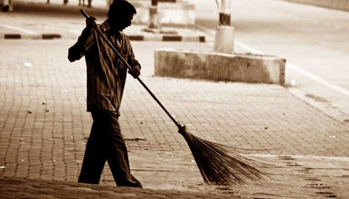 दुद्धी-: 17 वर्षों से मूरता गांव में तैनात सफाईकर्मी के कार्यशैली पर सवाल, नही दे रहे गांव में सेवा,पूर्व ग्राम प्रधान ने डीएम को लिखा शिकायत पत्र।