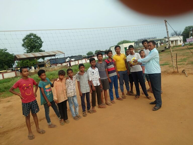 खेल – कूद को ग्राम प्रधान का बढ़ावा,लिलासी के बच्चों को दिया वॉलीबाल और नेट।