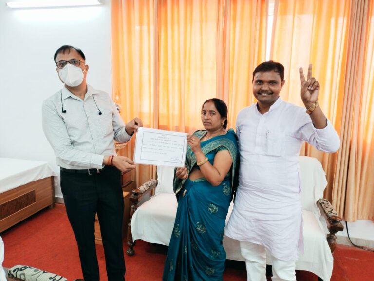 सोनभद्र –  गहमागहमी के बीच जिला पंचायत अध्यक्ष का सरताज राधिका पटेल को। 