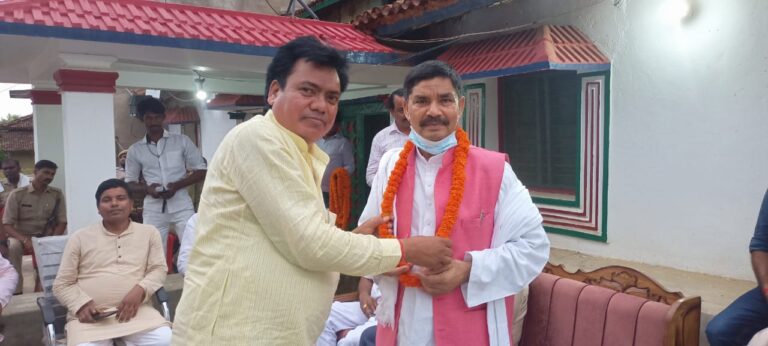 एनडीए समर्थित उम्मीदवार राधिका पटेल जिला अध्यक्ष के जीत के बाद दुद्धी विधायक हरिराम चेरो के आवास पर पहुंचे विशिष्ट जन।