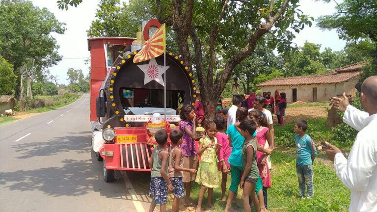 बभनी : स्वर्णिम भारत एक्सप्रेस राजस्थान के माउंट आबू से चलकर पहुंचा चपकी गांव मे।