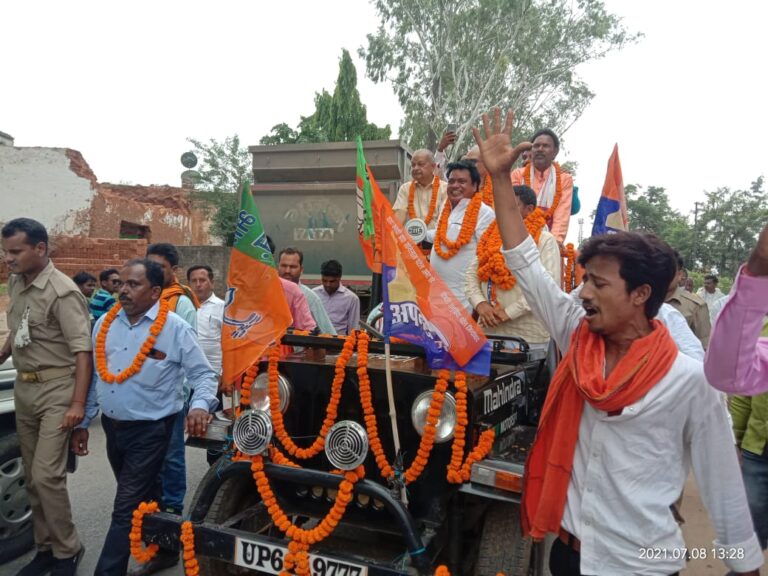 ब्लॉक प्रमुख चुनाव -: दुद्धी विधायक हरिराम चेरों व जिला अध्यक्ष सत्यनारायण पटेल ने ब्लॉक प्रमुख पद प्रत्याशी मान सिंह गोड़ का म्योरपुर ब्लॉक से नामांकन कराया।